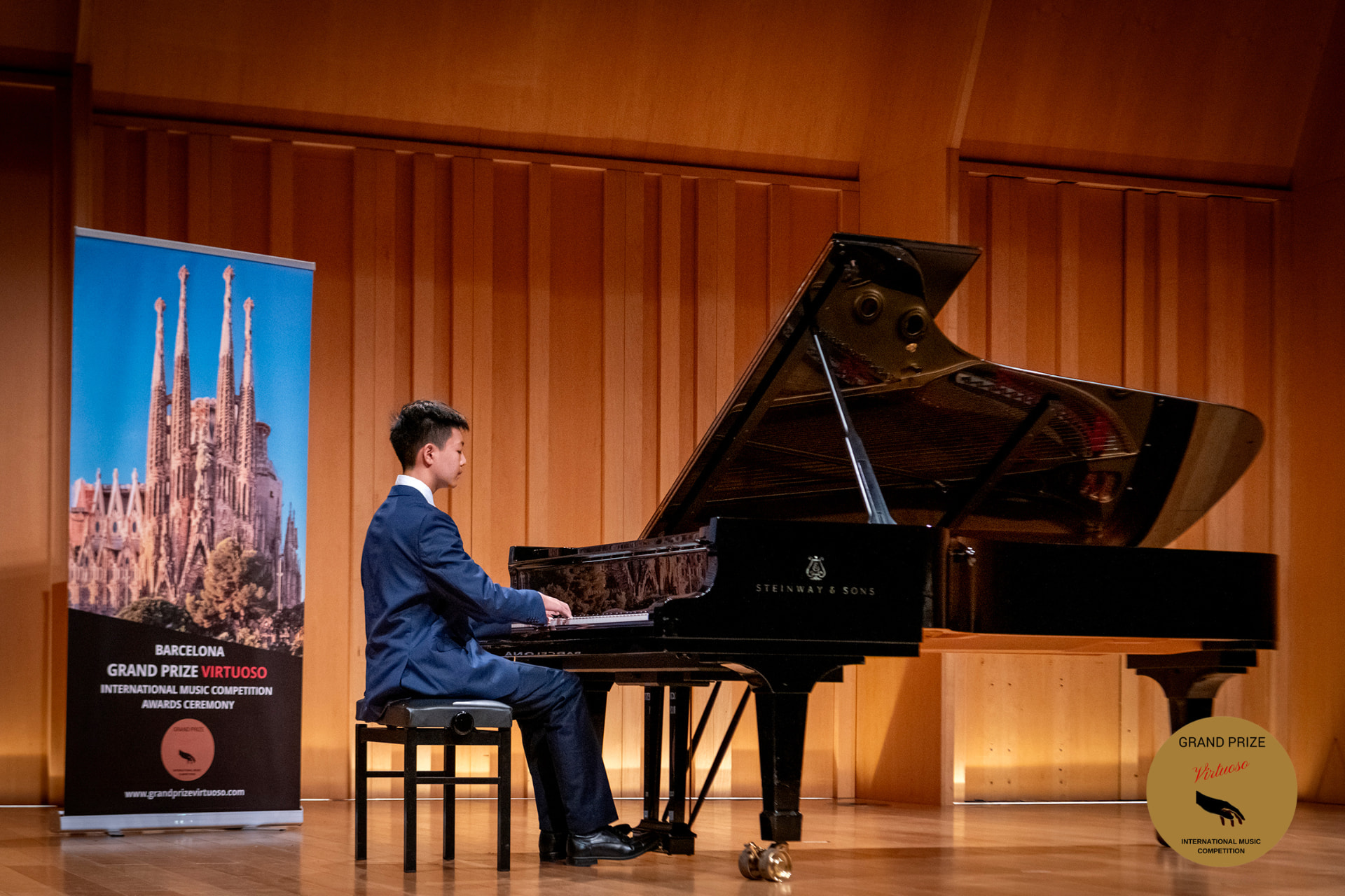 Brendan Li performing in Barcelona